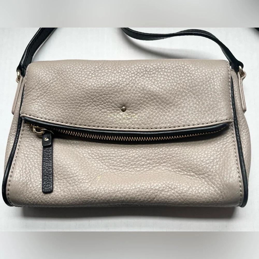 Kate Spade Cobble Hill Mini Carson Crossbody Bag. Taupe with Black Strap/Trim